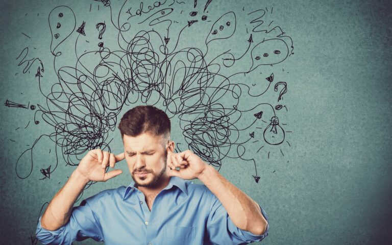 Ein Mann in einem blauen Hemd hält sich die Ohren zu, während verworrene Gedanken und Symbole über seinem Kopf schweben.