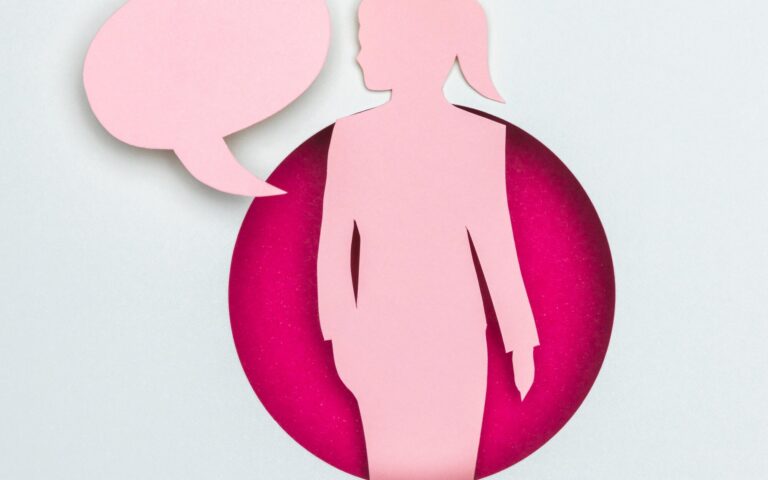 Silhouette einer Frau in Anzug mit Sprechblase, auf pinkem und grauem Hintergrund.