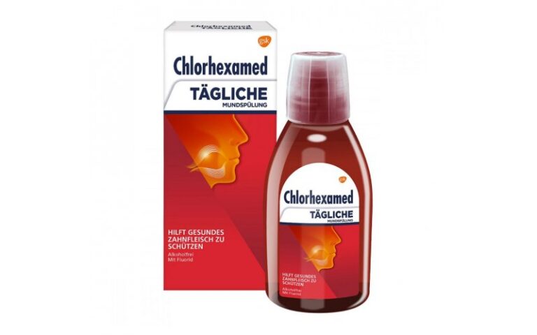 Chlorhexamed tägliche Mundspülung in einer roten Flasche mit Kunststoffverschluss und Kartonverpackung im Hintergrund.